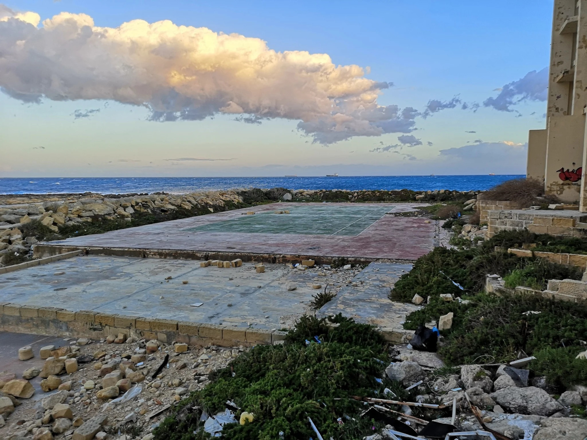 Заброшенный отель на Мальте с президентским люксом Каддафи Заброшенный отель на Мальте с президентским люксом Каддафи заграница,страны,туризм