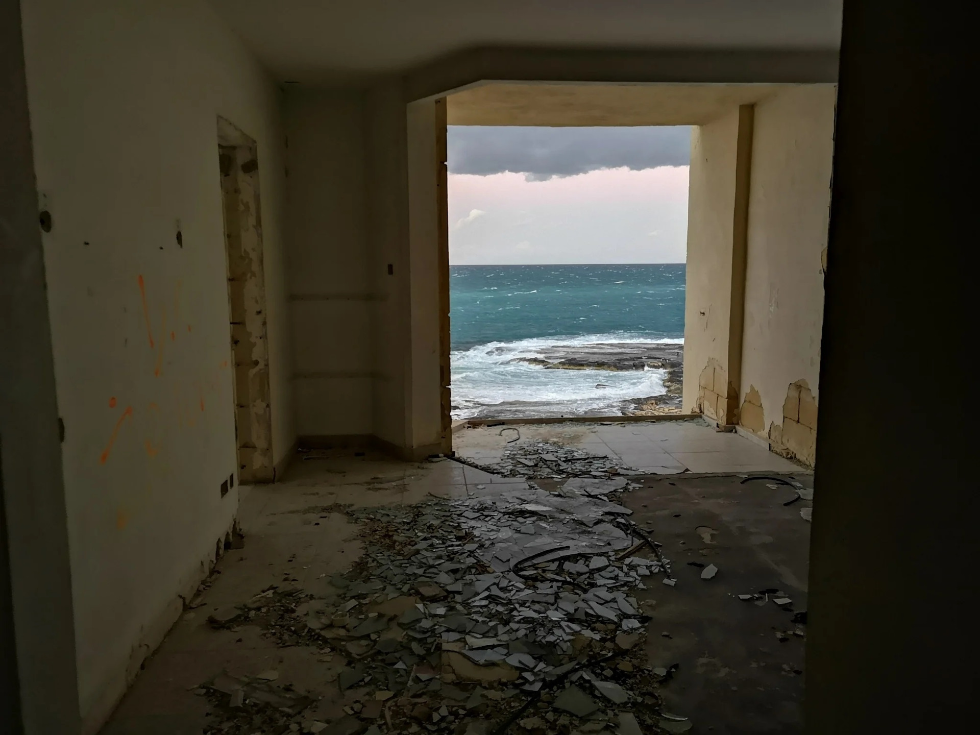 Заброшенный отель на Мальте с президентским люксом Каддафи Заброшенный отель на Мальте с президентским люксом Каддафи заграница,страны,туризм