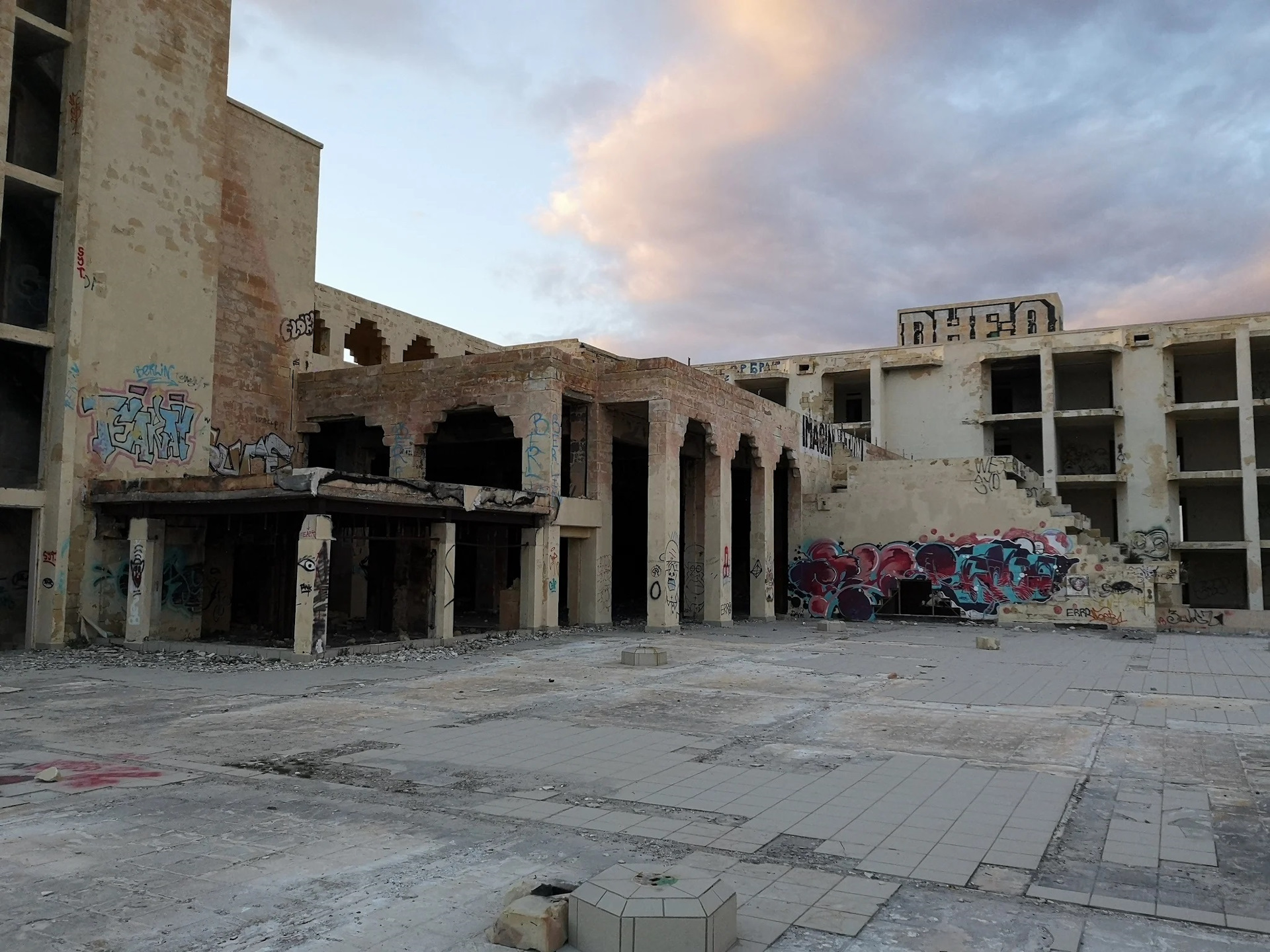 Заброшенный отель на Мальте с президентским люксом Каддафи Заброшенный отель на Мальте с президентским люксом Каддафи заграница,страны,туризм