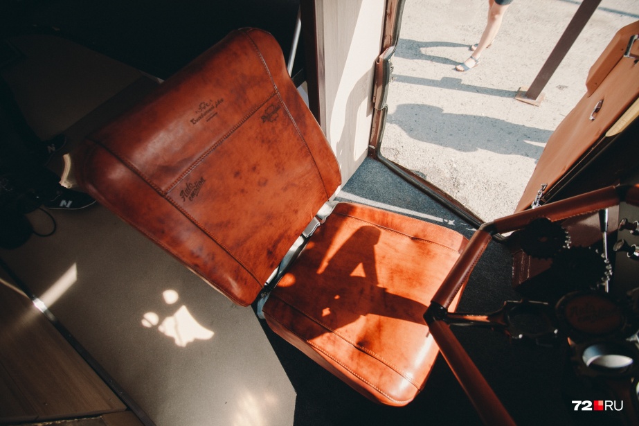 Сиденье в салоне автобуса было сделано из натуральной кожи в такой интересной цветовой гамме