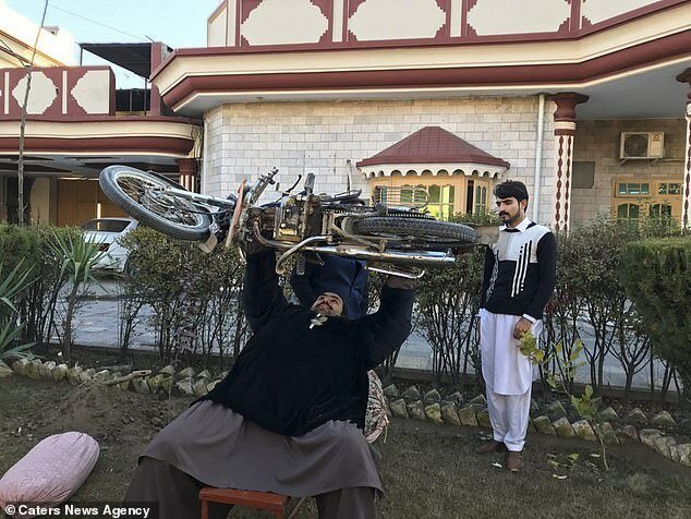 Тяжеловес из Пакистана отверг уже 300 претенденток на роль невесты