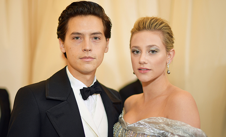 Звезды "Ривердэйла" Коул Спроус и Лили Рейнхарт не расстались: "Они вместе, но карантин проводят порознь"