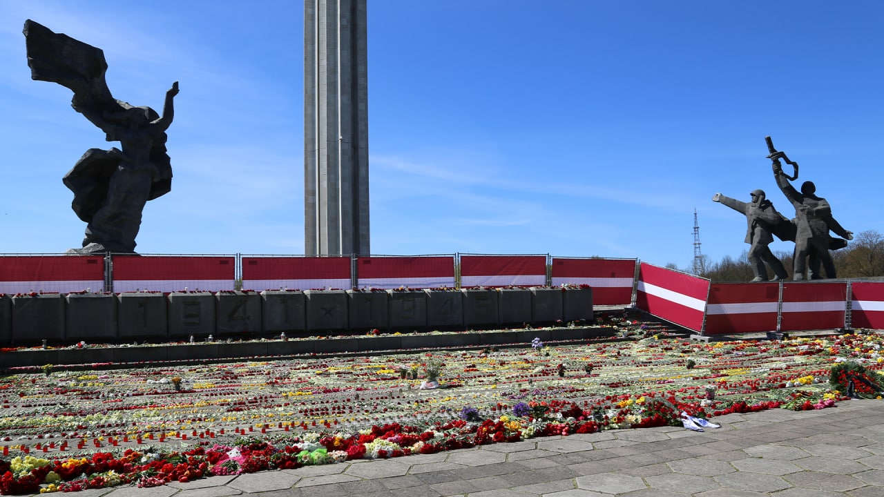 Профессор Межевич рассказал о возможных последствиях сноса памятников героям ВОВ в Латвии и Эстонии Политика
