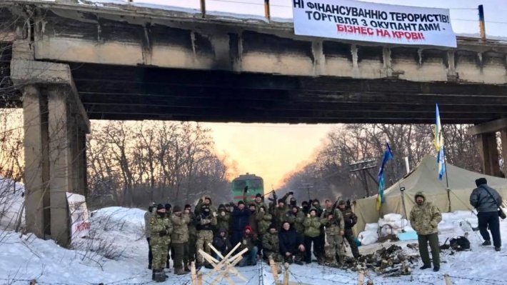 В феврале украинские радикалы начали блокаду вывоза угля с Донбасса, позже это получило государственный статус