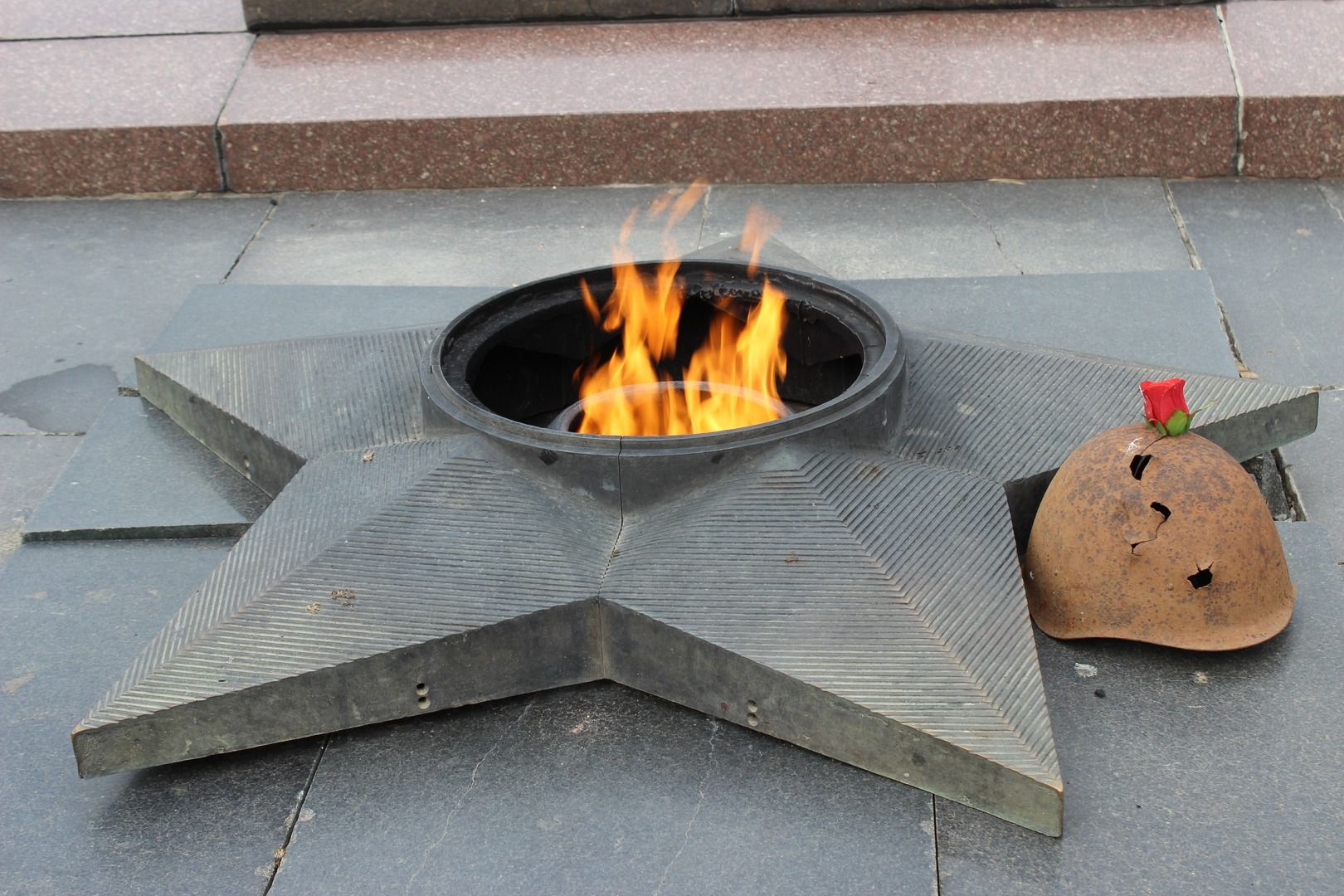 Медведев открыл в Волгограде памятник погибшим во время Сталинградской битвы речникам Общество