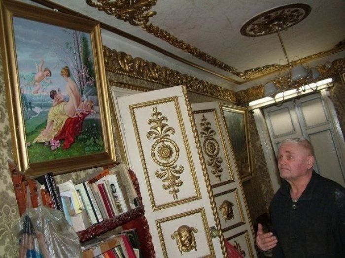 Неказистый дом из Брянской глубинки скрывает внутри настоящие царские хоромы Неказистый дом из Брянской глубинки скрывает внутри настоящие царские хоромы