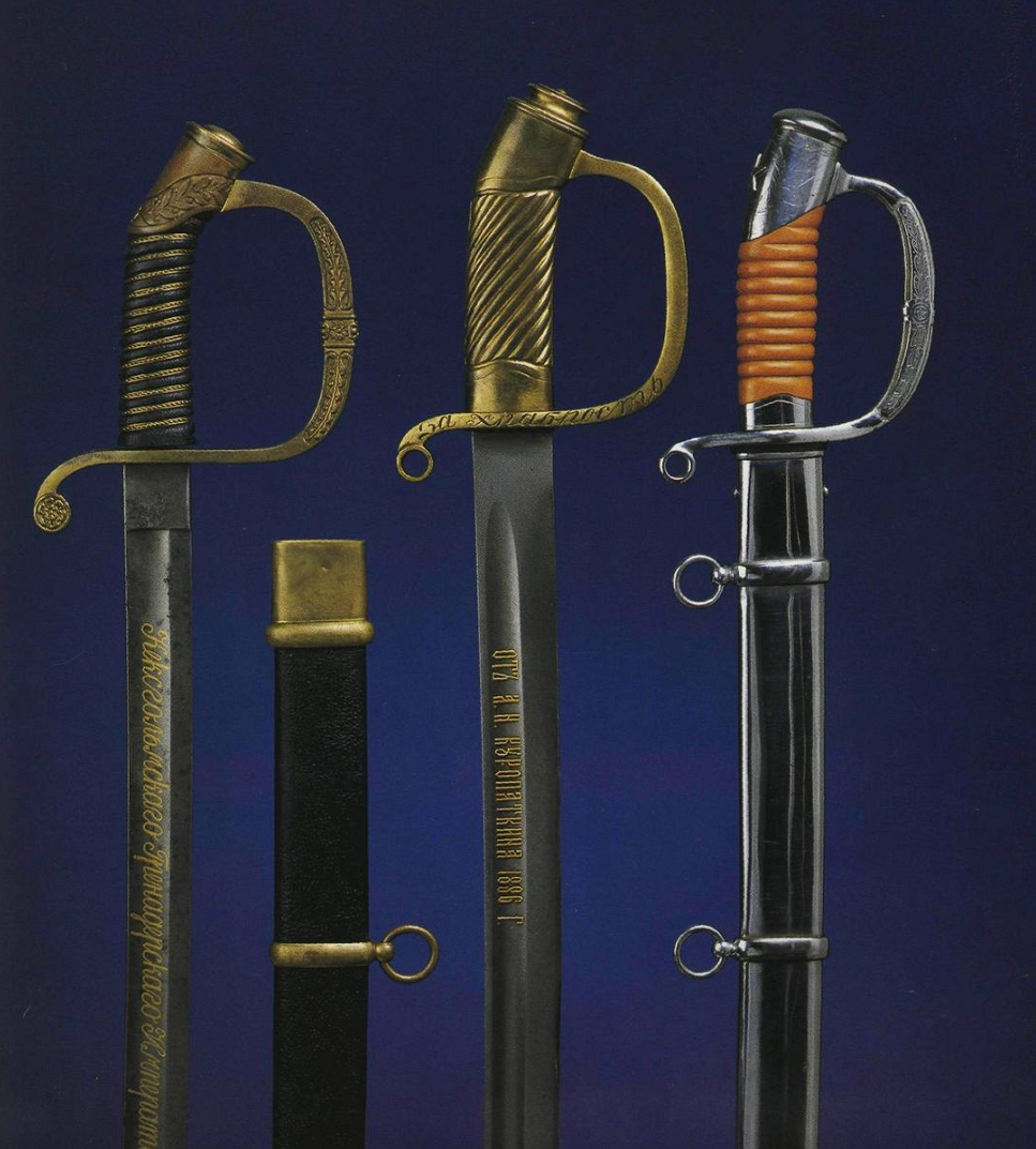 Слева направо: сабля драгунская офицерская обр. 1841 года, шашка драгунская офицерская обр. 18881 года, сабля генеральская обр. 1940 года (Из: А. Кулинский. Европейское холодное оружие).