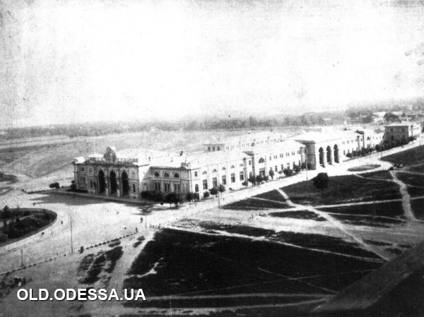 Здание пассажирского вокзала, главный и боковой фасад, со стороны Старосенной площади, 1884 г. Фото: viknaodessa.od.ua