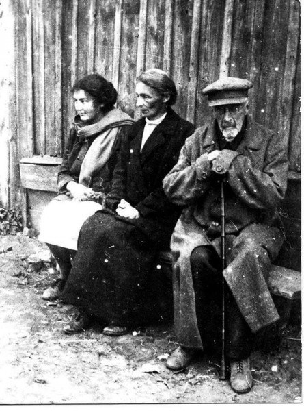 "Буржуи недобитые". Занятнейшее фото одного деда, невестки и внучки