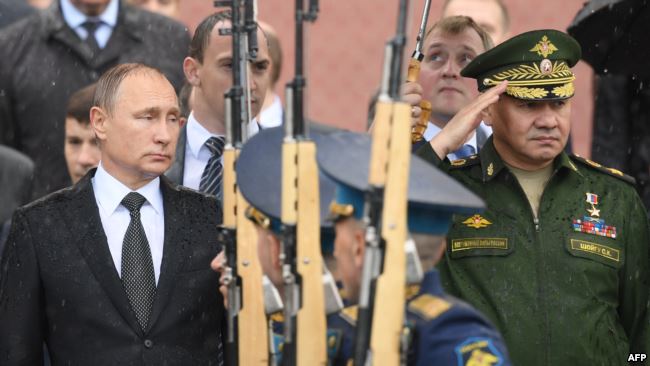 Президент Владимир Путин и министр обороны Сергей Шойгу