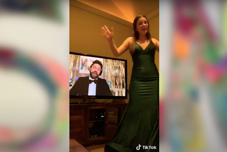 Брэд Питт с прогнозом погоды и Билли Айлиш на выпускном: как Джон Красински делает самое позитивное онлайн-шоу Звезды,Новости о звездах