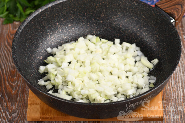 Такой рыбный суп всегда получается сытным и вкусным Такой рыбный суп всегда получается сытным и вкусным вкусу, варим, бульон, отправляем, кусок, головы, добавляем, мелко, ароматный, молотый, лавровый, очень, замечательный, любую, можно, нарезанный, приготовления, сытность, брать, масле