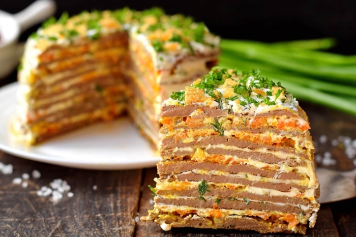 Печёночный торт с прослойкой из помидоров. \ Фото: google.com.