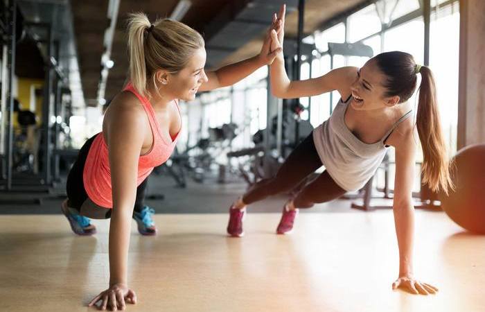 Два простых упражнения, которые помогут сохранить форму в любом возрасте. 