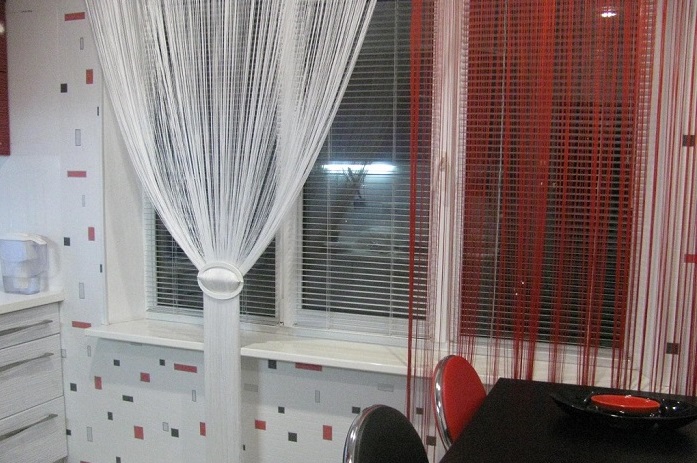 Нитяные шторы можно красиво собрать по желанию. / Фото: imbuilder.ru