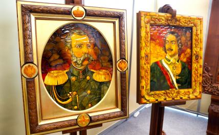 На фото: портреты российских императоров Александра II и Петра I (слева направо) из янтаря