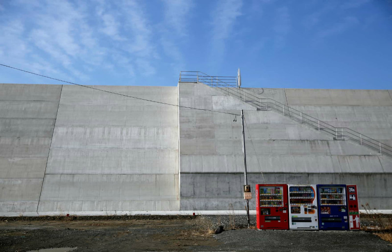 Побережье Японии, поврежденное цунами 2011 года, оградили 12-метровой стеной