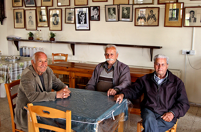 Мужчины в традиционной кофейне, Кипрская винная деревня Арсос