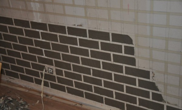 Как малярный скотч поможет исправить огрехи при поклейке обоев Как малярный скотч поможет исправить огрехи при поклейке обоев сделай сам,советы