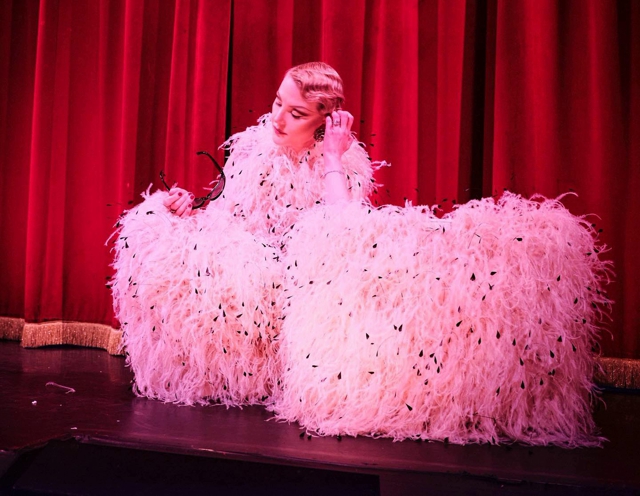 Рената Литвинова выступила с пацифистским гимном, который исполняла Марлен Дитрих Новости