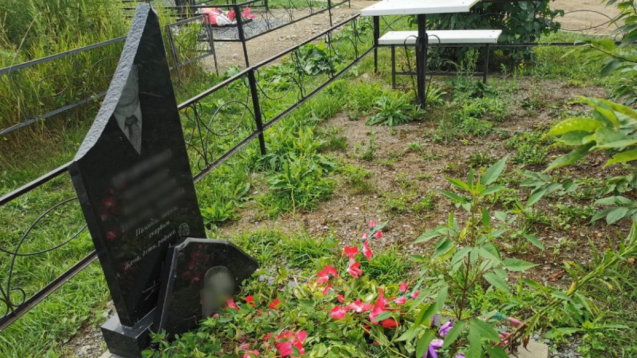 Подростки разгромили могилы на сельском кладбище в Приморье Происшествия