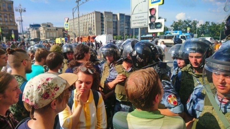 Россия должна расширить полномочия полицейских для усмирения хулиганов на митингах