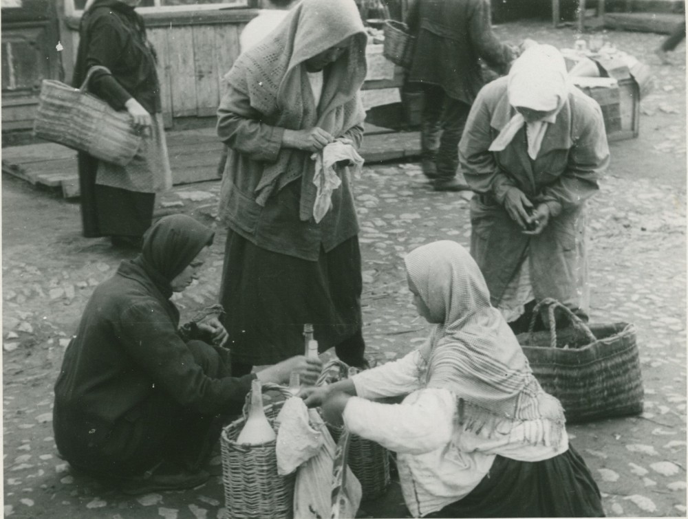 1932 год. Торговля на улице.