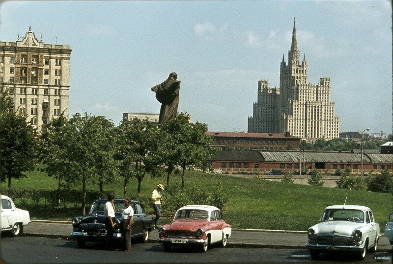 Парковка около гостиницы "Украина" в Москве. 1960-е история, ретро, фото