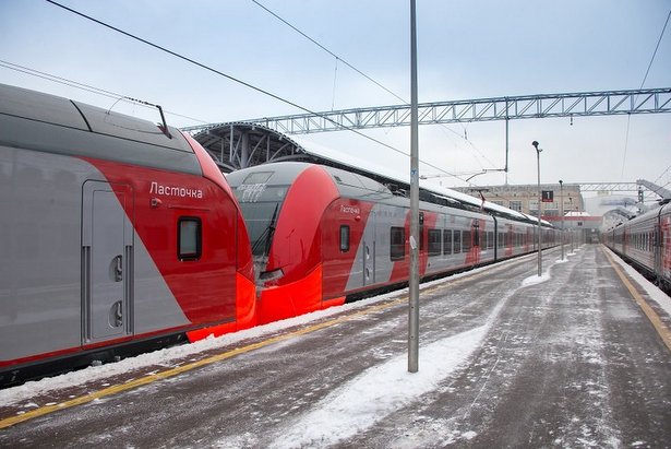 С 22 декабря пассажиры пригородных поездов МТППК могут бесплатно провозить любые лыжи и сноуборды