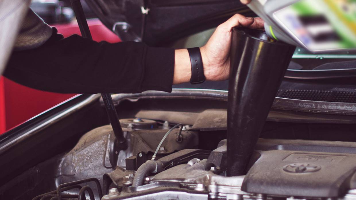 Автопроизводители просят российских водителей чаще менять масло в машинах