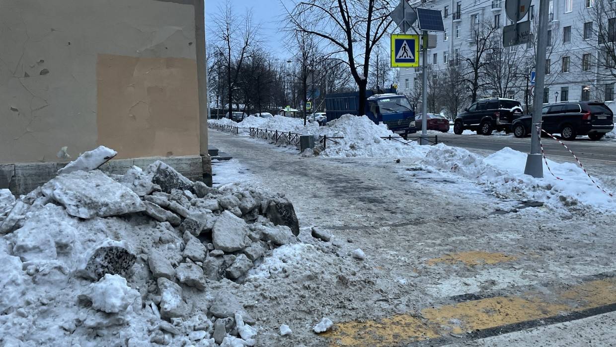 19 декабря сколько было снега. Неубранный снег в Петербурге. Плохая уборка снега. В Питере плохо убирают снег. Чистка снега на Дворцовой.