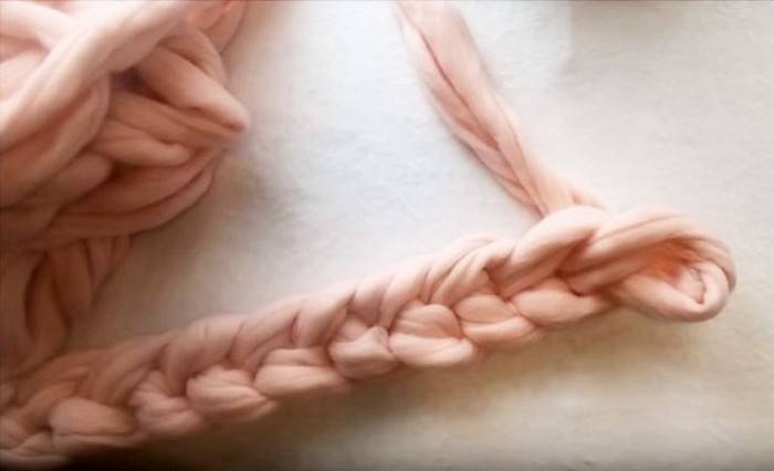 За час и без спиц: Как самому сделать модный шарф-косичку За час и без спиц: Как самому сделать модный шарф-косичку вязание,рукоделие,самоделки,своими руками,творчество,умелые руки