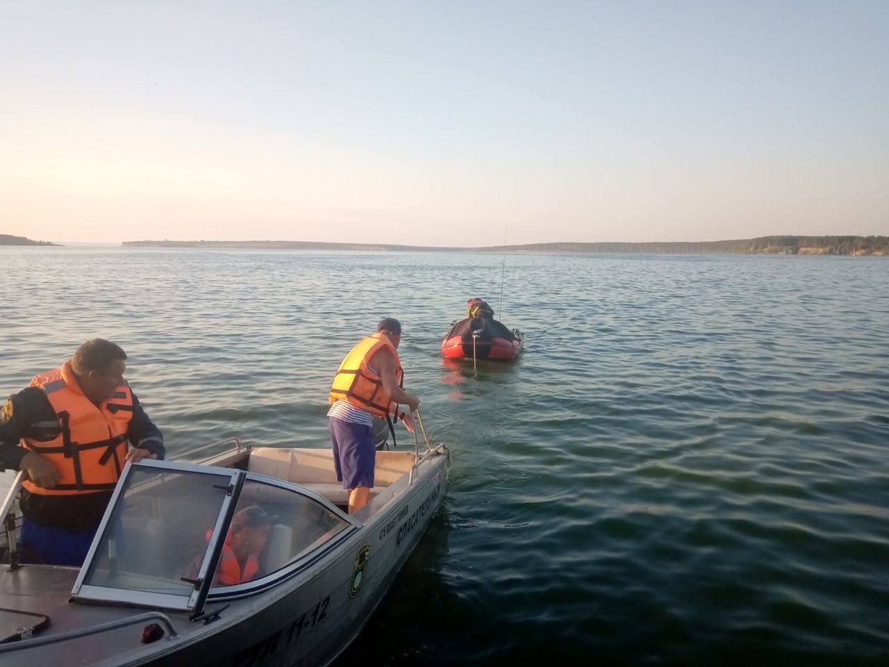 Мужчина застрял с ребенком посреди Волги на неисправной лодке под Ульяновском Происшествия