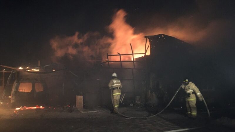 Пожар в феодосийском поселке Приморский тушили два часа. Увы, сгорели дом, гараж, автомобиль