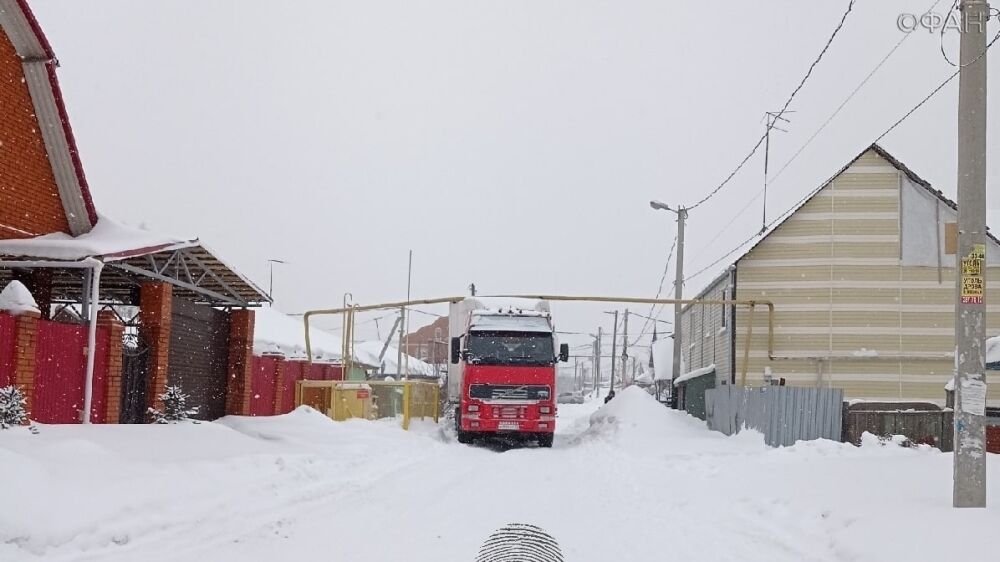 В Новосибирске под трубой газопровода застрял грузовик