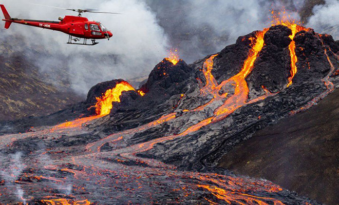 Дрон с камерой пролетел над извергающимся вулканом и заглянул в самое жерло Дрон с камерой пролетел над извергающимся вулканом и заглянул в самое жерло Культура