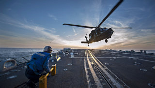 Вертолет армии США приземляется на палубу эсминца. Архивное фото