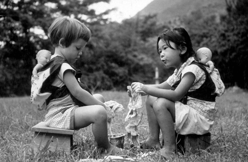 Девочки играют в куклы