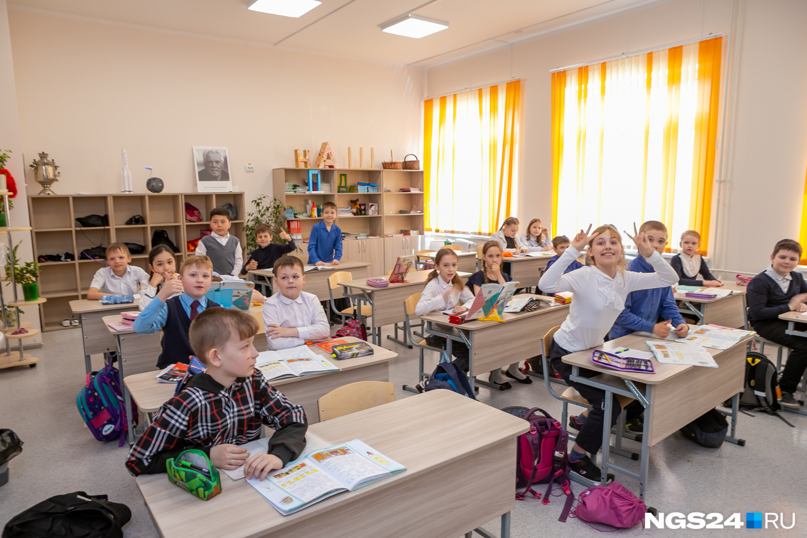 Школы красноярск сегодня. Школа первый класс. Самая маленькая школа в России. Самая мальнькая школа в Росси. Маленькая школа для один ученик в Норвегии.
