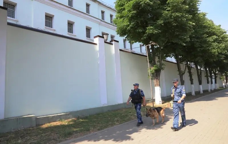 SHOT: сотрудники ростовского СИЗО-1 могли передавать заключённым ножи и телефоны