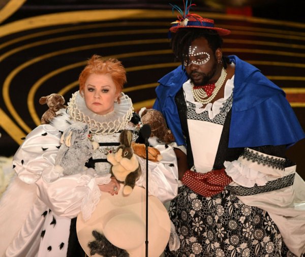 В 2019 году актеры Мелисса Маккарти и Брайан Тайри Генри вышли на сцену в нелепых нарядах, чтобы вручить награду в категории «Лучший дизайн костюмов»