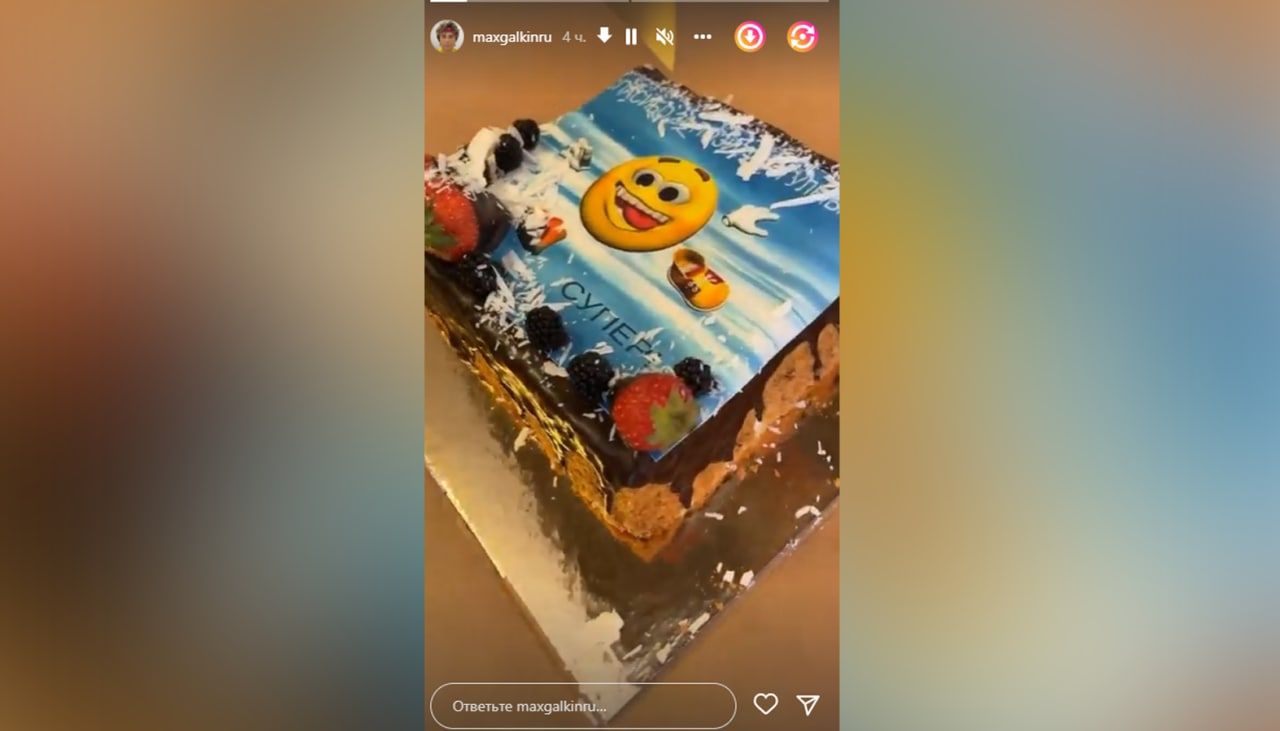 Максим Галкин показал торт от поклонниц из Юрмалы Шоу-бизнес