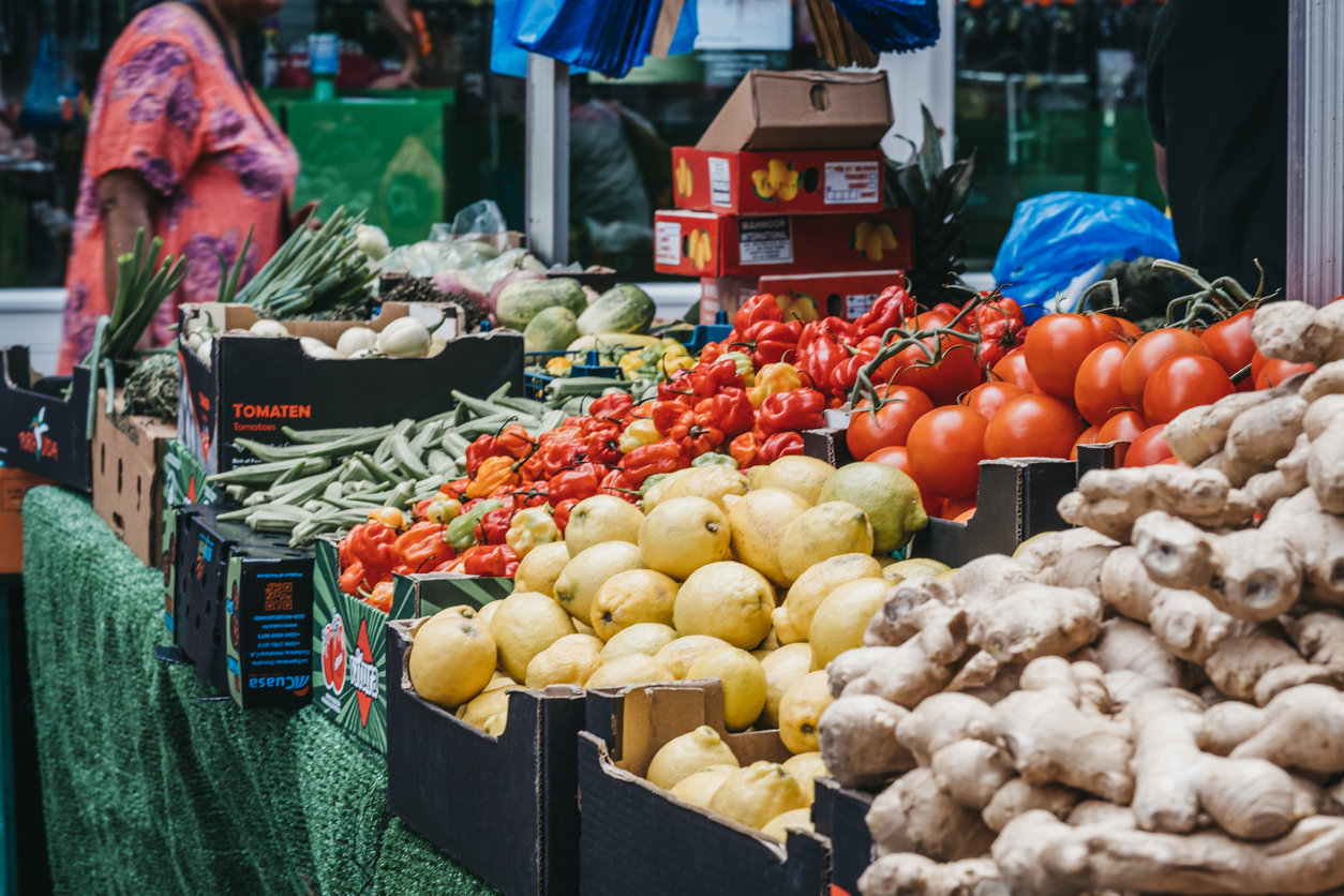 Единороссы предложили Мишустину ограничить цены на продукты