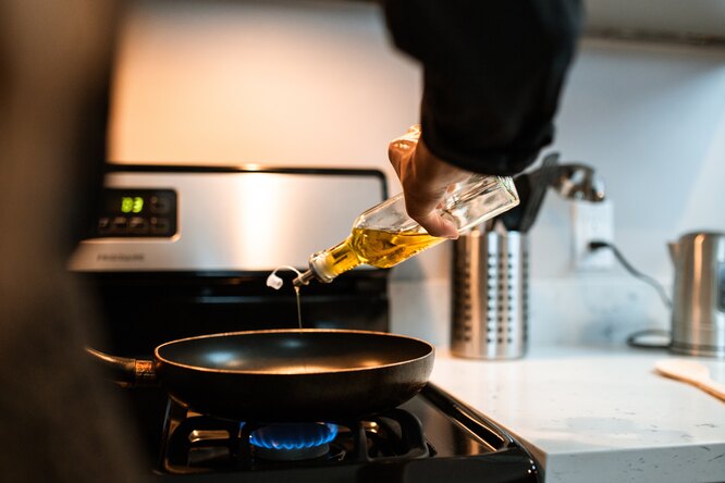 Проверьте, есть ли эта посуда на вашей кухне — она опасна для здоровья формы, вещества, пользоваться, посуда, токсичные, нельзя, до сих, может, посуду, стоит, легко, используйте, выделять, силиконовые, более, в пищу, сковородки, покрытия, входят, очень