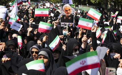 На фото: массовые протесты в Иране после смерти 22-летней Махсы Амини