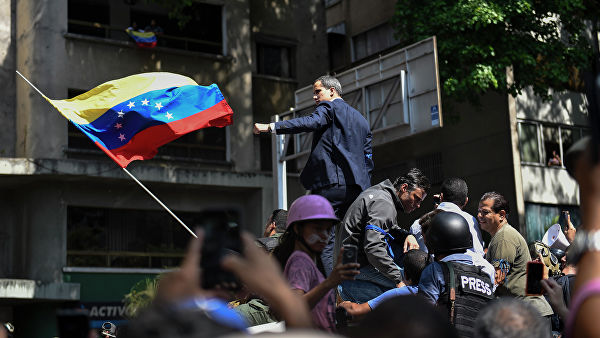 Лидер оппозиции Хуан Гуаидо, провозгласивший себя временным президентом Венесуэлы выступает перед своими сторонниками на площади Альтамира в Каракасе
