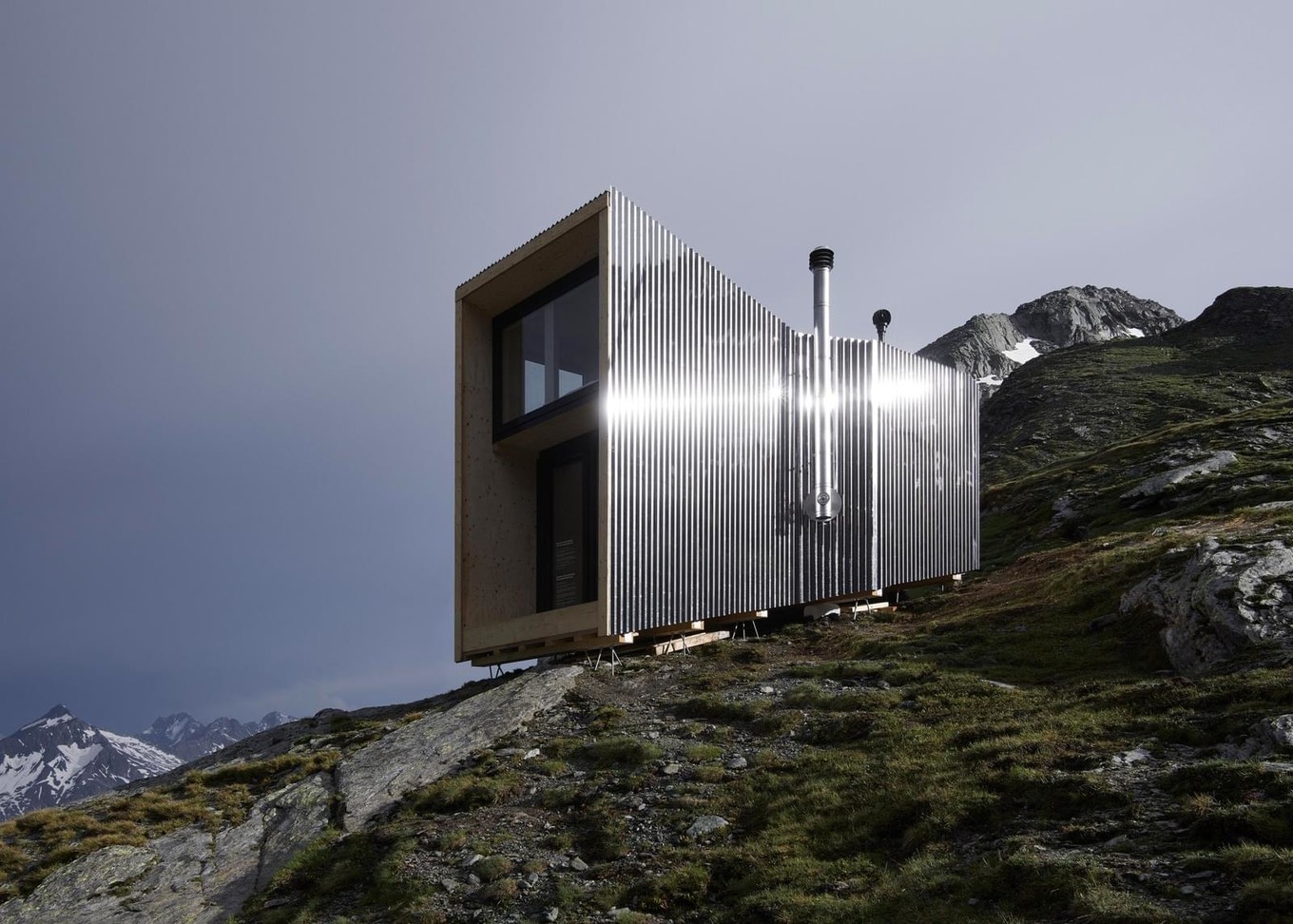Миниатюрный домик в горах Швейцарии