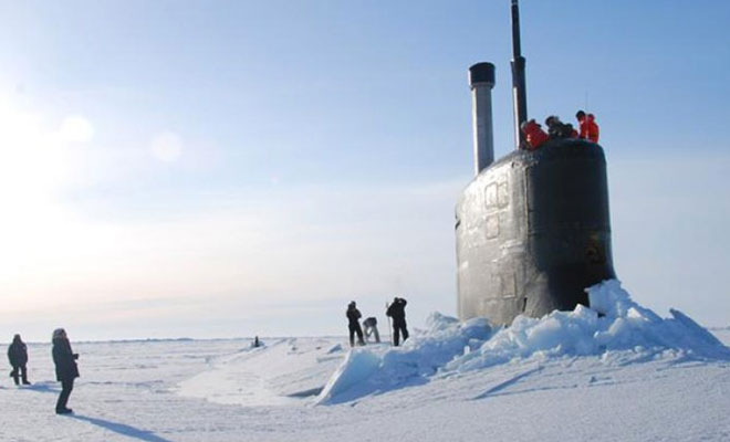 Атомная субмарина пробила лед Арктики и всплыла: учения военных
