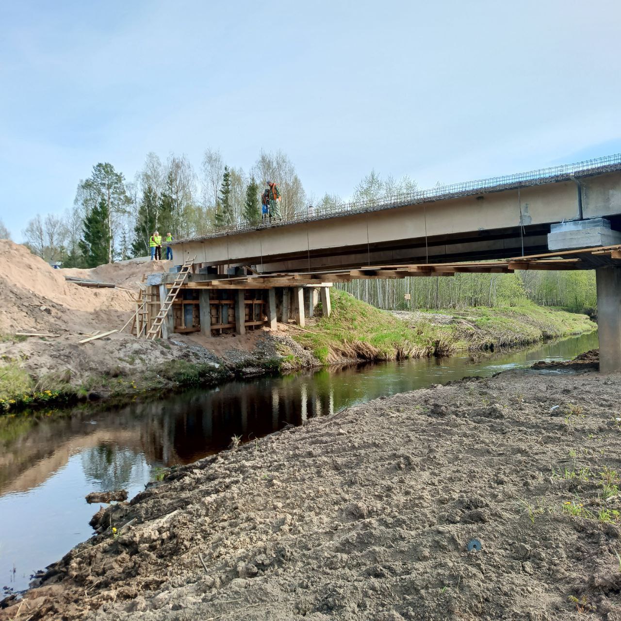 Как восстанавливают мост через реку Вохтомицу в Архангельской области