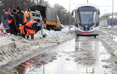 Коммунальные службы Москвы работают круглосуточно из-за активного таяния снега